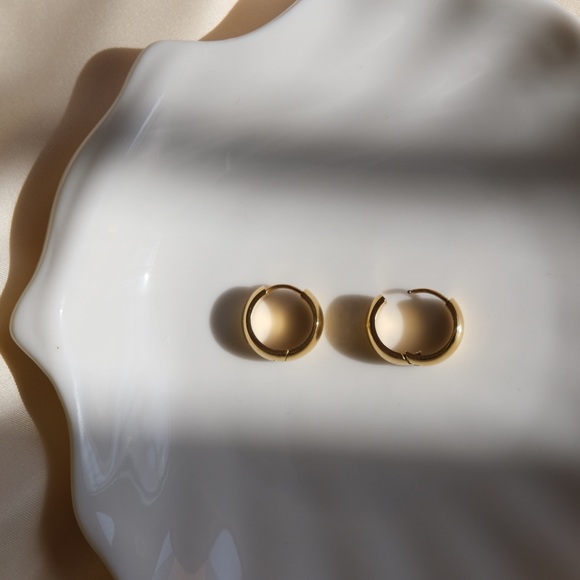 💕18K Gold Plated Emma Hoop Earrings - Picture 7 of 7